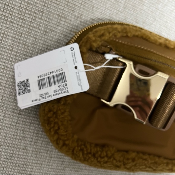 Brand new with tags Lululemon Everywhere fleece belt bag, burnt camel and gold - Picture 8 of 9